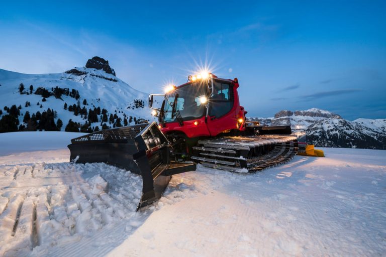 Dans l’ombre des pistes : rencontre avec un dameur à Vars
