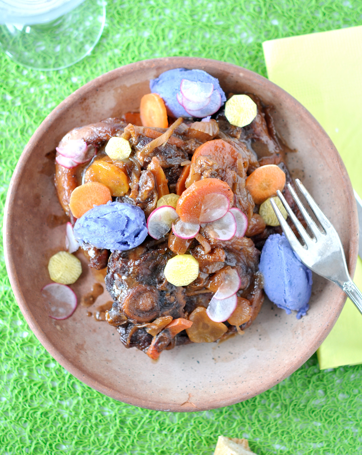 Collier d'agneau confit aux fruits secs et sa purée de Vitelotte