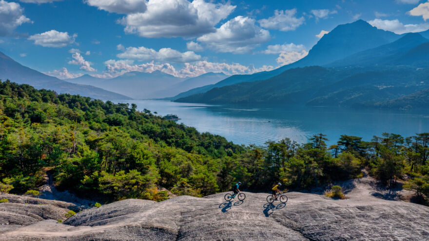 VTT-Bord du lac de Serre-Ponçon ©Rémi Fabrègue – Agence Kros VTT-Bord du lac de Serre-Ponçon ©Rémi Fabrègue - Agence Kros