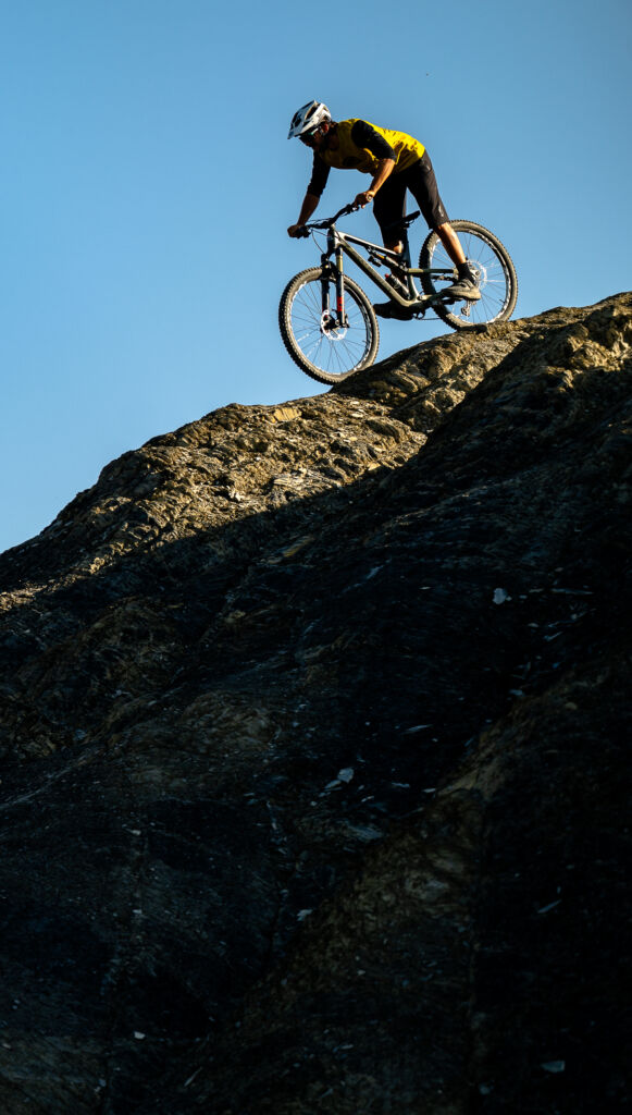 VTT-Bord du lac de Serre-Ponçon ©Rémi Fabrègue - Agence Kros