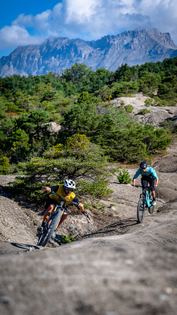 VTT-Bord du lac de Serre-Ponçon ©Rémi Fabrègue - Agence Kros