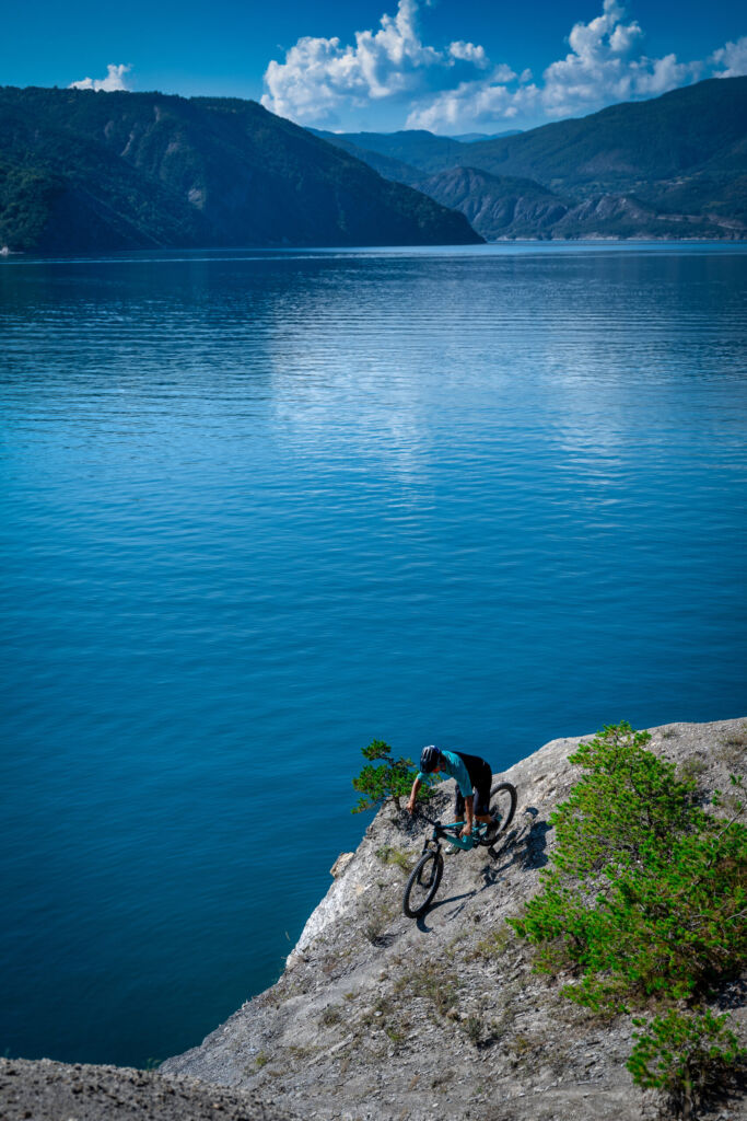 VTT-Bord du lac de Serre-Ponçon ©Rémi Fabrègue - Agence Kros