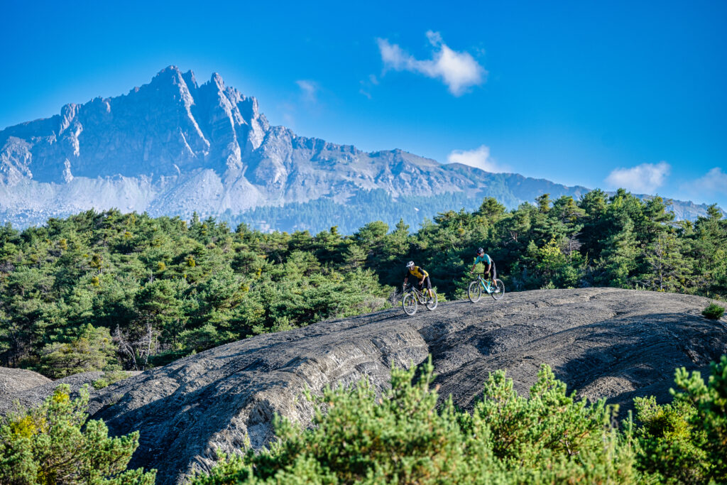 VTT-Bord du lac de Serre-Ponçon ©Rémi Fabrègue - Agence Kros