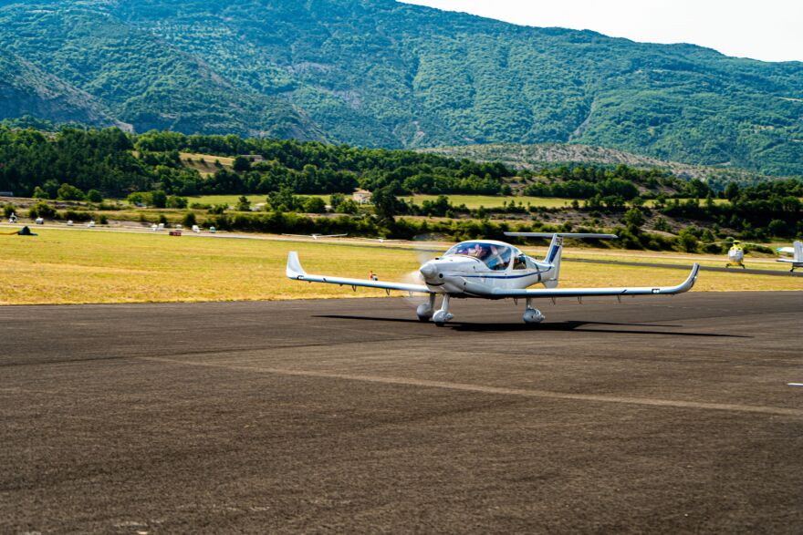 aérodrome Tallard – avion au sol @Evan Rastovac