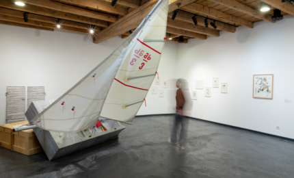 Vue de l’exposition Pas de côté - Armoire bateau école n°3, Olivier Tourenc - Carte souterraine de Lurs, Mathias Poisson - Collection du Frac Provence-Alpes-Côte d’azur ©Mélina Rard