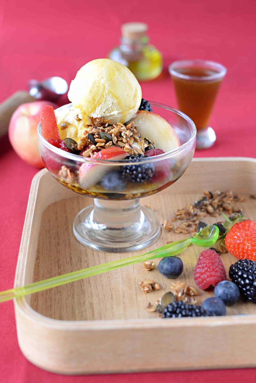 Caramel et Granola à l’huile d’olive Glace à la Vanille et Fruits d’été Caramel et Granola à l'huile d'olive Glace à la Vanille et Fruits d'été