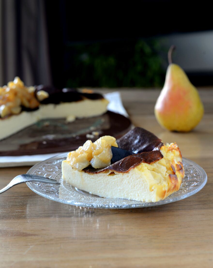 Cheese-cake basque fondant et poires rôties – Dou Fanny Cheese-cake basque fondant et poires rôties - Dou Fanny