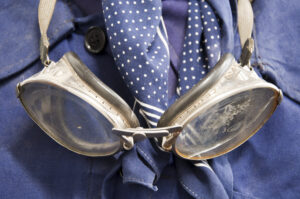 Ecomusee cheminot Veynois bleu de chauffe foulard lunettes