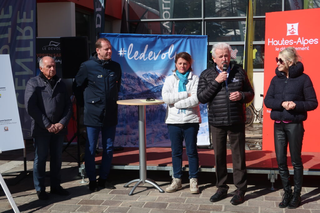 Signature des conventions entre les collectivités hôtes d’étapes,
le Département des Hautes-Alpes et ASO, organisateur de l’épreuve – mars 2024
De gauche à droite : Roger Didier, maire de Gap, Christian Prud’homme, directeur du Tour de France, Alexandra Butel, maire du Dévoluy, Jean-Marie Bernard, président du département des Hautes-Alpes et Chantal Eymeoud, maire d’Embrun