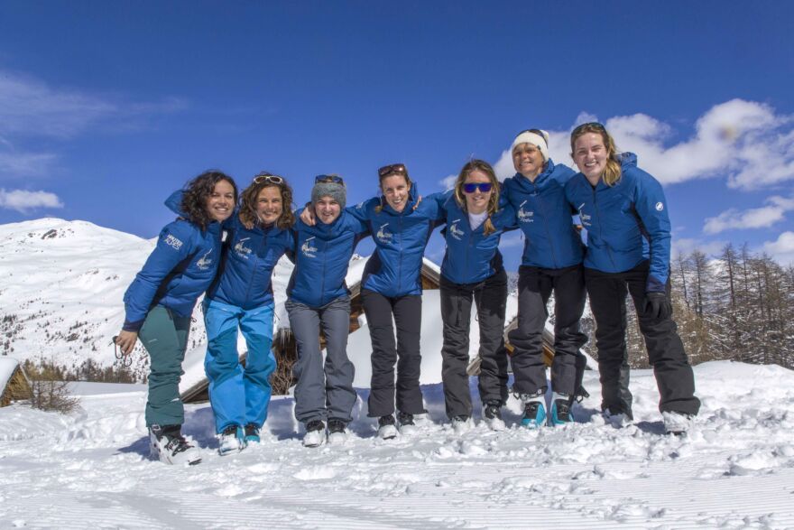 A l’occasion de la 8ème édition de l’opération « Marins des Cimes », les navigatrices et leur guide de haute-montagne, ont rejoint le refuge Buffère (Hautes-Alpes), première étape de leur périple à travers les sommets de la haute vallée de la Clarée. © Patrick DOMEYNE/ADDET05. A l'occasion de la 8ème édition de l'opération