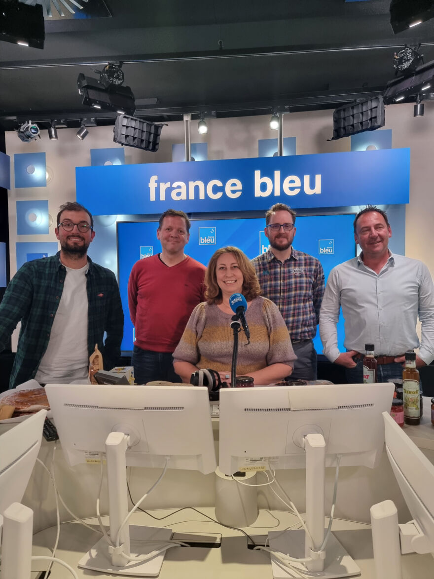 Maxime DUMAS, Thierry CHOUIN, Jerome TRAMUZET et Jean-Pierre LABONDE aux côtés de Nathalie HELAL France Bleu