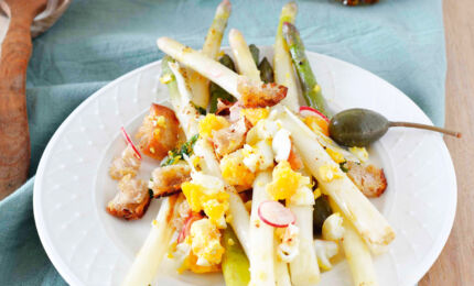 Méli-Mélo d'asperges aux œufs durs, croûtons et huile pimentée ©Fanny Dou