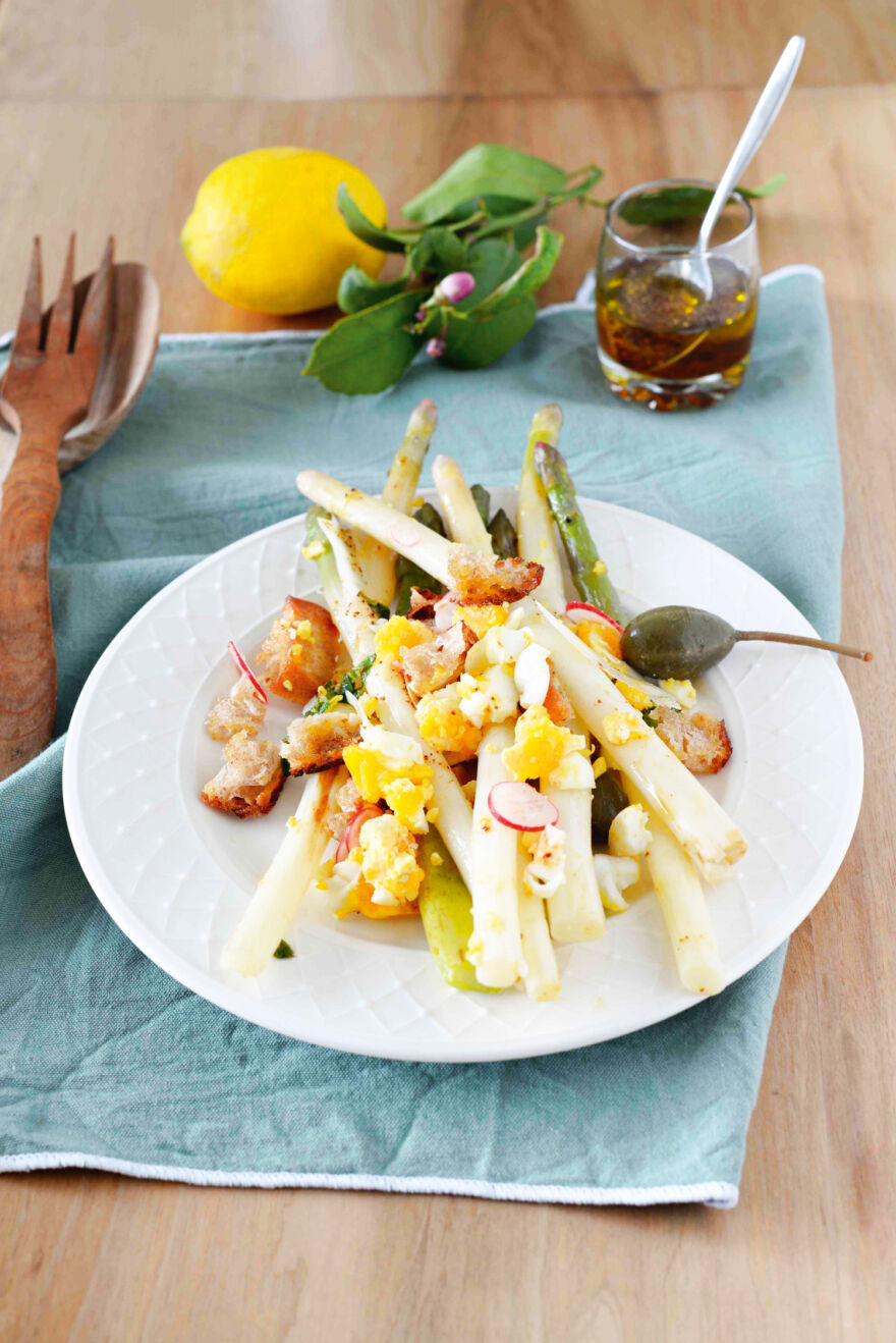 Méli-Mélo d’asperges aux œufs durs, croûtons et huile pimentée ©Fanny Dou Méli-Mélo d'asperges aux œufs durs, croûtons et huile pimentée ©Fanny Dou