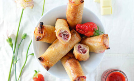 Nems-croustillants-aux-fraises-et-chocolat-blanc-Coulis-de-fraises ©Fanny Dou