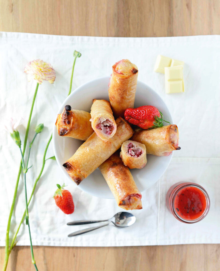 Nems-croustillants-aux-fraises-et-chocolat-blanc-Coulis-de-fraises ©Fanny Dou Nems-croustillants-aux-fraises-et-chocolat-blanc-Coulis-de-fraises ©Fanny Dou