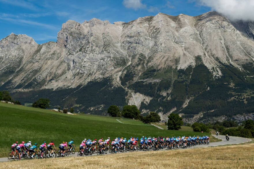 Passage du TDF 2020 sur le plateau de Rioupes ©A.S.O._Alex_Broadway Passage du TDF 2020 sur le plateau de Rioupes ©A.S.O._Alex_Broadway