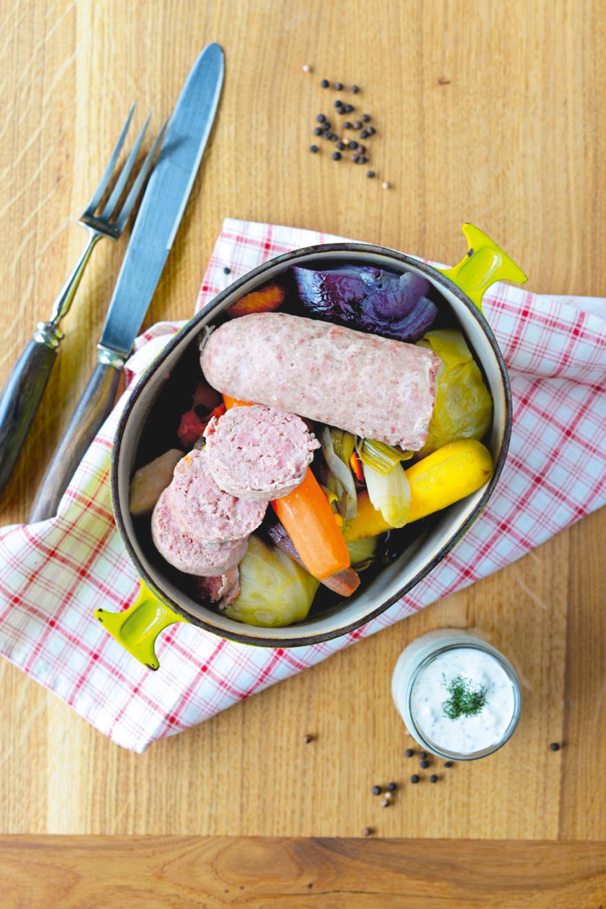 Potée-au-Saucisson-à-l’ail,-Légumes-d’hiver-et-sauce-légère Potée-au-Saucisson-à-l'ail,-Légumes-d'hiver-et-sauce-légère