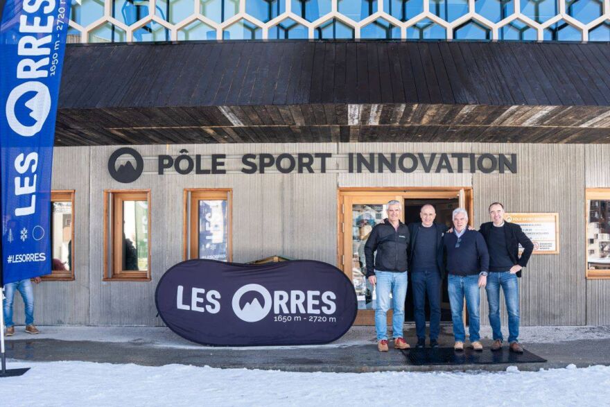 Xavier Corne, directeur de la station, entouré de l’équipe Europe de Ski Data, leader mondial de la gestion d’accès pour les personnes et les véhicules ©OT Les Orres Xavier Corne, directeur de la station, entouré de l'équipe Europe de Ski Data, leader mondial de la gestion d'accès pour les personnes et les véhicules ©OT Les Orres