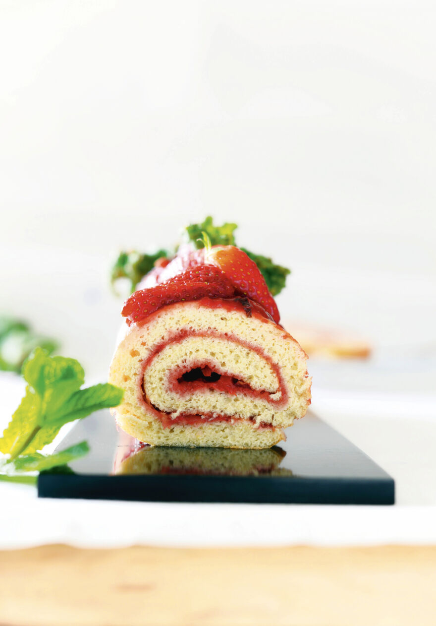 Roulé à la confiture maison fraise-rhubarbe – Fanny Dou Roulé à la confiture maison fraise-rhubarbe - Fanny Dou