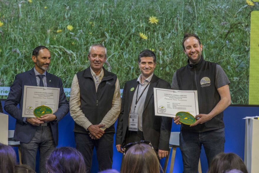 L’éleveur François BLANC (GAEC du Val d’Azur) accompagné de Christian BLANC (Président du Parc Naturel Régional du Queyras et Maire d’Arvieux) et de Éric LIONS (Président de la Chambre d’Agriculture 05) ont reçu la médaille d’or du Concours Général Agricole 2024 dans la catégorie Prairie de fauche de montagne sur le stand du Ministère de l’Agriculture, à l’occasion de la 60ème édition du Salon International de l’Agriculture © Patrick DOMEYNE L’éleveur François BLANC (GAEC du Val d’Azur) accompagné de Christian BLANC (Président du Parc Naturel Régional du Queyras et Maire d’Arvieux) et de Éric LIONS (Président de la Chambre d'Agriculture 05) ont reçu la médaille d'or du Concours Général Agricole 2024 dans la catégorie Prairie de fauche de montagne sur le stand du Ministère de l’Agriculture, à l’occasion de la 60ème édition du Salon International de l’Agriculture © Patrick DOMEYNE