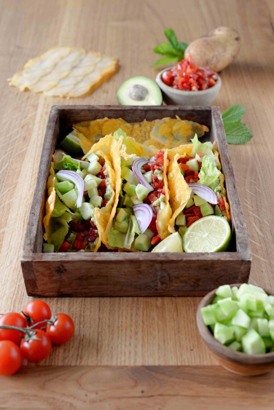 Tacos de pommes de terre, féta, avocat et crudité – Sauce mexicaine 2 Tacos de pommes de terre, féta, avocat et crudité - Sauce mexicaine 2