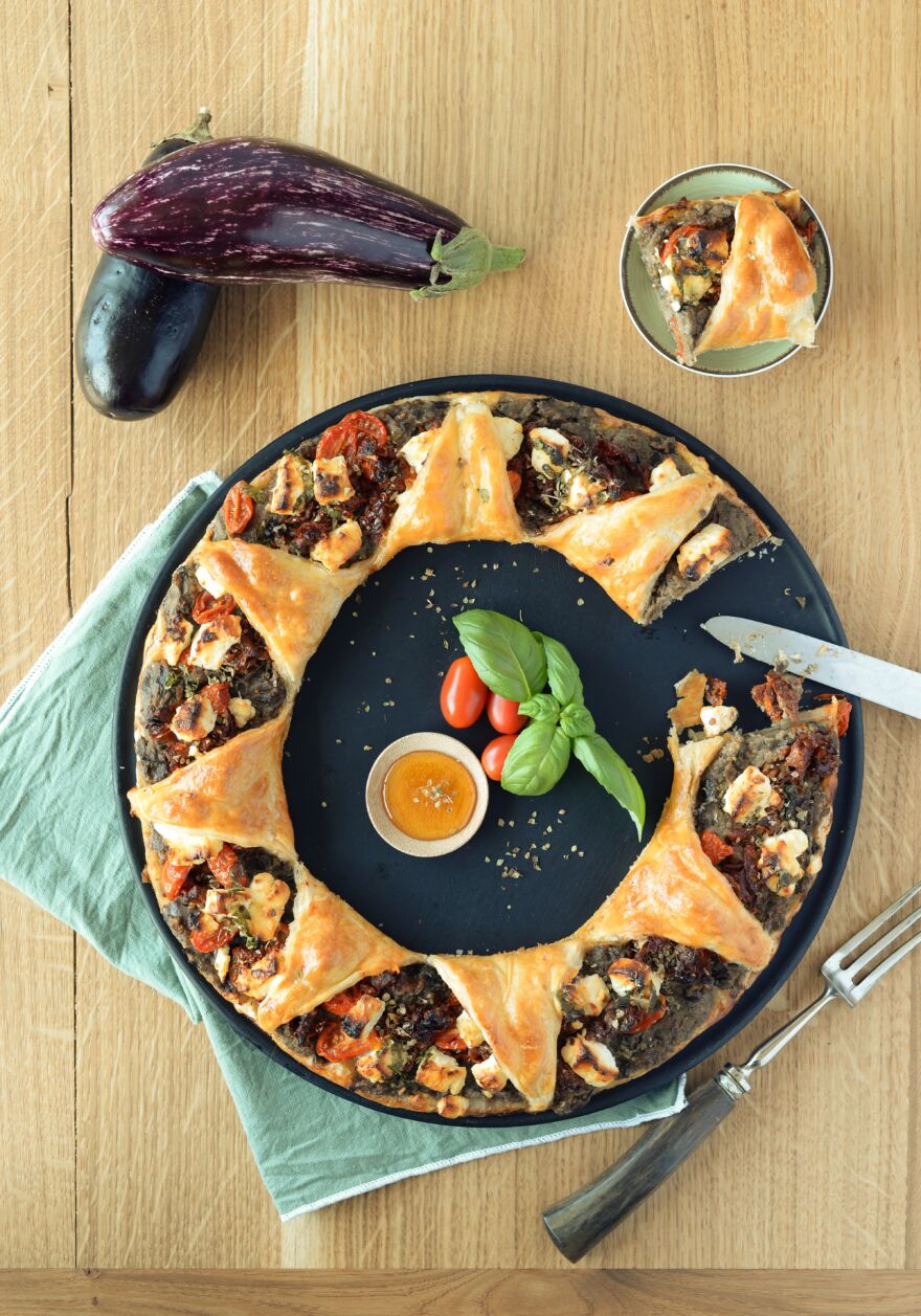 Tarte couronne à l’aubergine, tomates confites, féta et miel Tarte couronne à l’aubergine, tomates confites, féta et miel