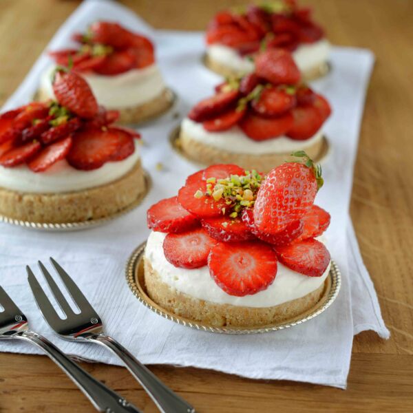Tartelettes sans cuisson aux fraises, Skyr & Eau de Rose 2 Tartelettes sans cuisson aux fraises, Skyr & Eau de Rose 2