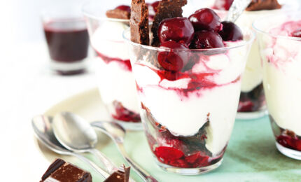 Verrine Mascarpone-Cerise-Fondant chocolat ©Dou Fanny