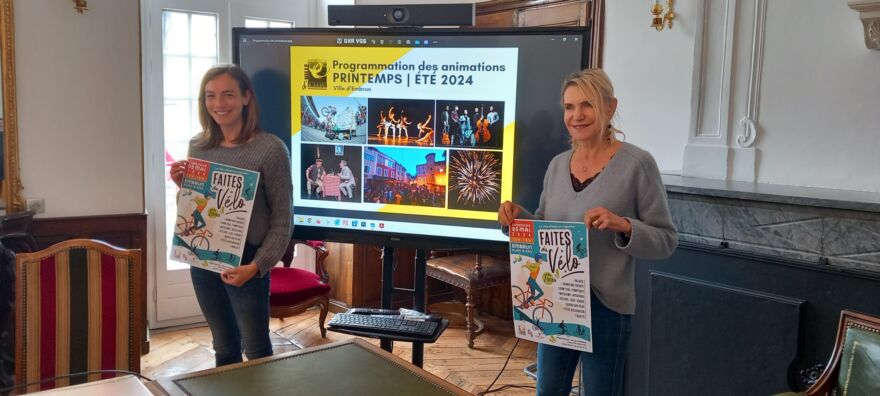 De gauche à droite : Audrey CEARD, adjointe à la mairie d'Embrun, en charge du développement touristique et pratiques numériques, Chantal Eymeoud, maire d'Embrun, présentent le programme des événements de l'été 2024
